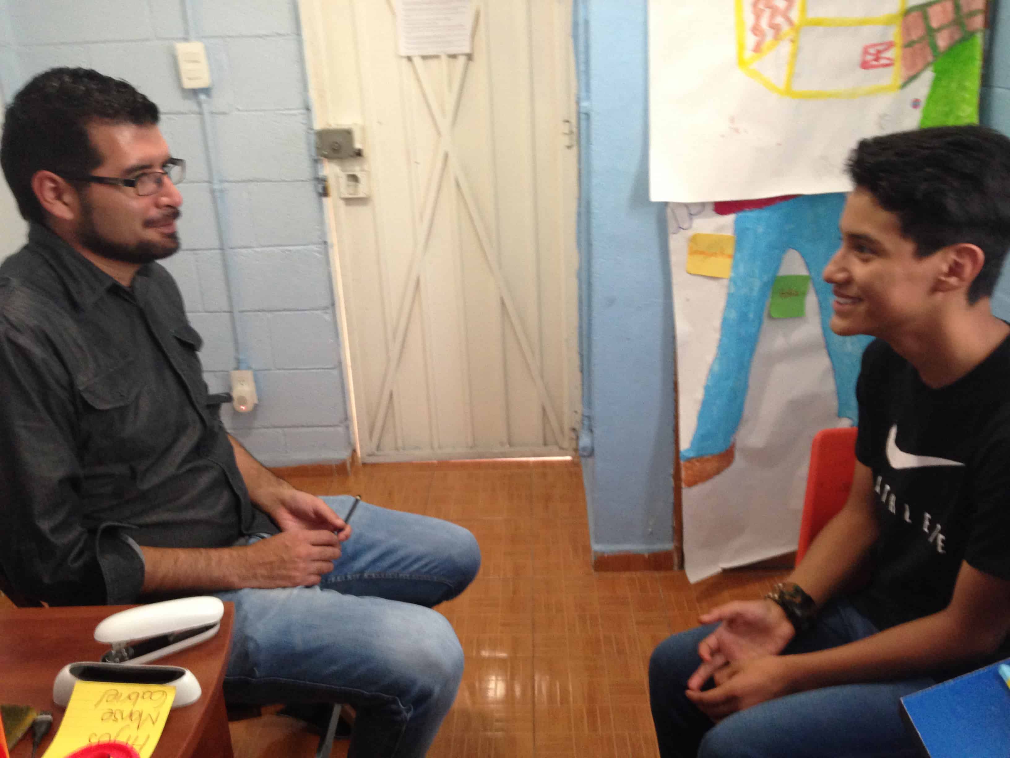 Adolescente conversando con un psicólogo durante una sesión de Audio Amigo