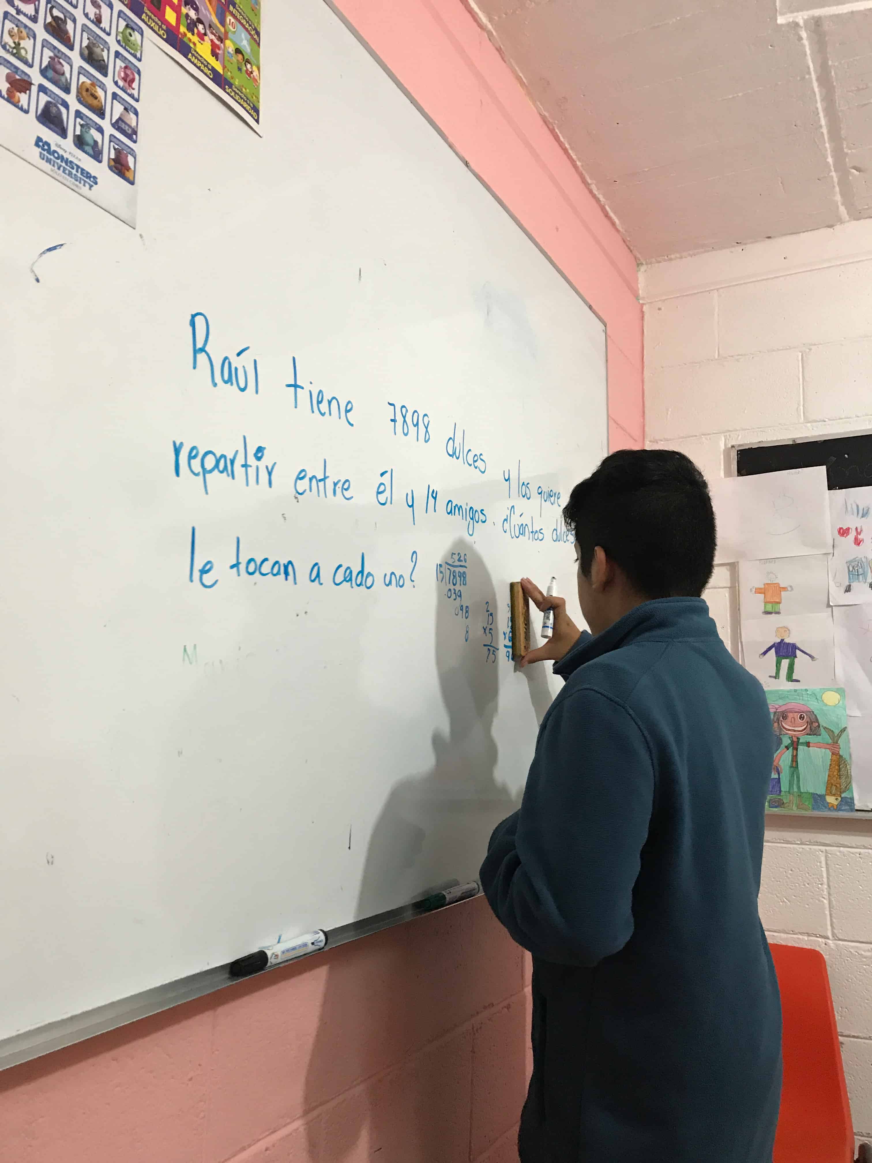 Estudiantes leyendo en una sesión grupal